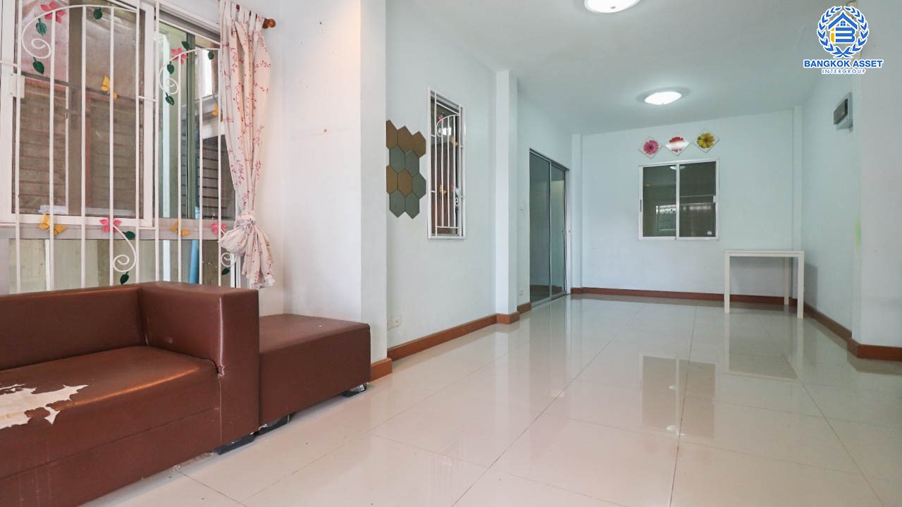 *****บ้านมือสองนนทบุรี ม.ลภาวัน19 ราชพฤกษ์ เนื้อที่ 42 ตร.ว. ฟังก์ชันครบ 4 ห้องนอน 2 ห้องน้ำ 2 ที่จอดรถ บ้านสวย สภาพดี พร้อมเข้าอยู่ บนทำเลที่เชื่อมต่อถนนราชพฤกษ์, ถนนชัยพฤกษ์, ถนนบางกรวย-ไทรน้อย ใกล้รถไฟฟ้าสายสีม่วง "สถานีบางพลู" และจุดขึ้นทางด่วน "แจ้งวัฒนะ"